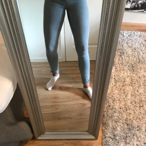 Ljusblå jeans från Zara - Jeans med slitningar längst ner på benen. Sparsamt använda, fint skick. Köparen står för frakten