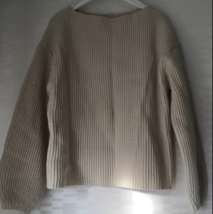  - Beige stickad tröja från HM ✌🏼️ 