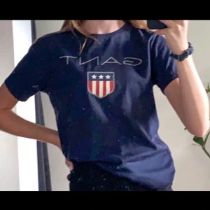 Gant t-shirt  - Hej! Säljer denna gant t-shirt då jag aldrig använder den och har endast använt den få gånger. Lappen är bortklippt men jag är en xs/s och den passar💞