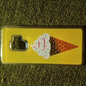 Skal - Detta är då ett skäl som precis är nyköpt det är till en Samsung galaxy S9 och på den är ju en glass och färgen inuti är orange;) 