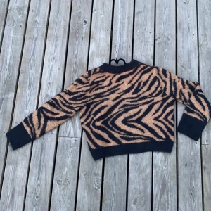 Hm tröja i svart och brun storlek XS  - En stickad tröja i mjukt material, perfect för kalare dagar. 