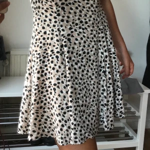 Sötsötsöt klänning!!!💗💗 - Denna klänning är köpt från & Other Stories och är desvärr endast använd ett fåtal gånger:( Jag älskar att den har färger som är lätta att matcha och jag brukar styla den med ett par svarta boots!💕💕 Inklusive frakt