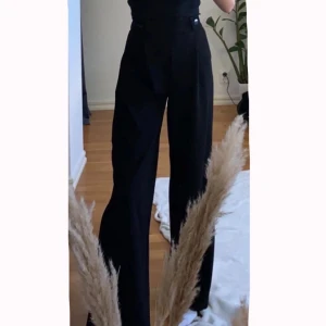 Fladder/kostymbyxor från vinyl - Hej! Säljer dessa ”fladdriga” kostymbyxor då de inte riktigt är min smak. De är aldrig använda och prislappen är kvar på. De är ganska långa i benen och rätt så tajta i midjan. De är i strl xs men passar s också💞