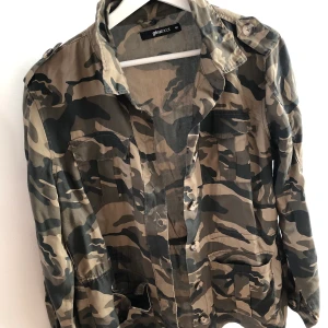 Jacka  - Kamouflage jacka storlek M 