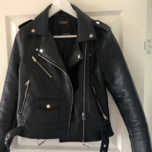 Skinnjacka - Jättefin skinnjacka i bra skick, från Pull and bear i strlk m (liten i storlek)🥰