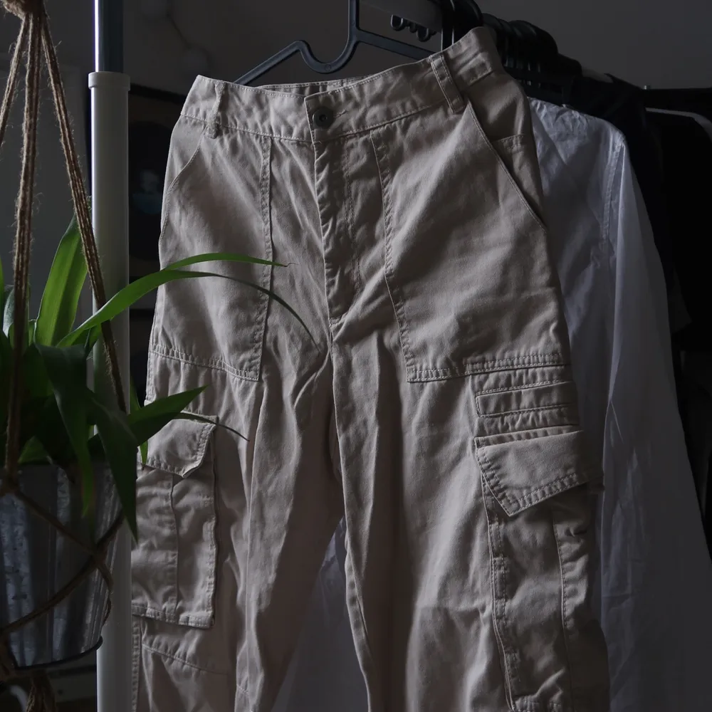 Byxa från monki endast använda en sommar men säljer för det tyvärr blivit för små! . Jeans & Byxor.