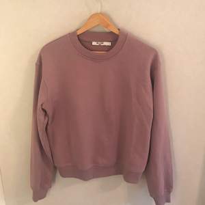 NA-KD:s Basic Sweater i färgen lila. Är endast provad och säljer på grund av att den inte är min stil. Fraktkostnad tillkommer.