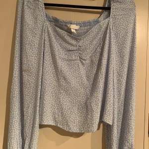 HM Blus - En HM Blus. Aldrig använd. En fläck på armen, som går bort i tvätten. Nypris 149kr. Frakt tillkommer