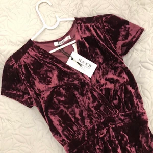 Klänning från NA-KD - Knälång sammetsklänning från NA-KD. Helt ny endast provade. Storlek: xs 