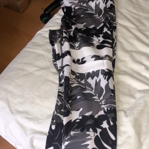 Jättefina byxor! - Fick dessa i present vet inte vart dom kommer ifrån men dom är så fina, säljes på grund av att jag redan har ett par och tränar aldrig, behöver dom inte!