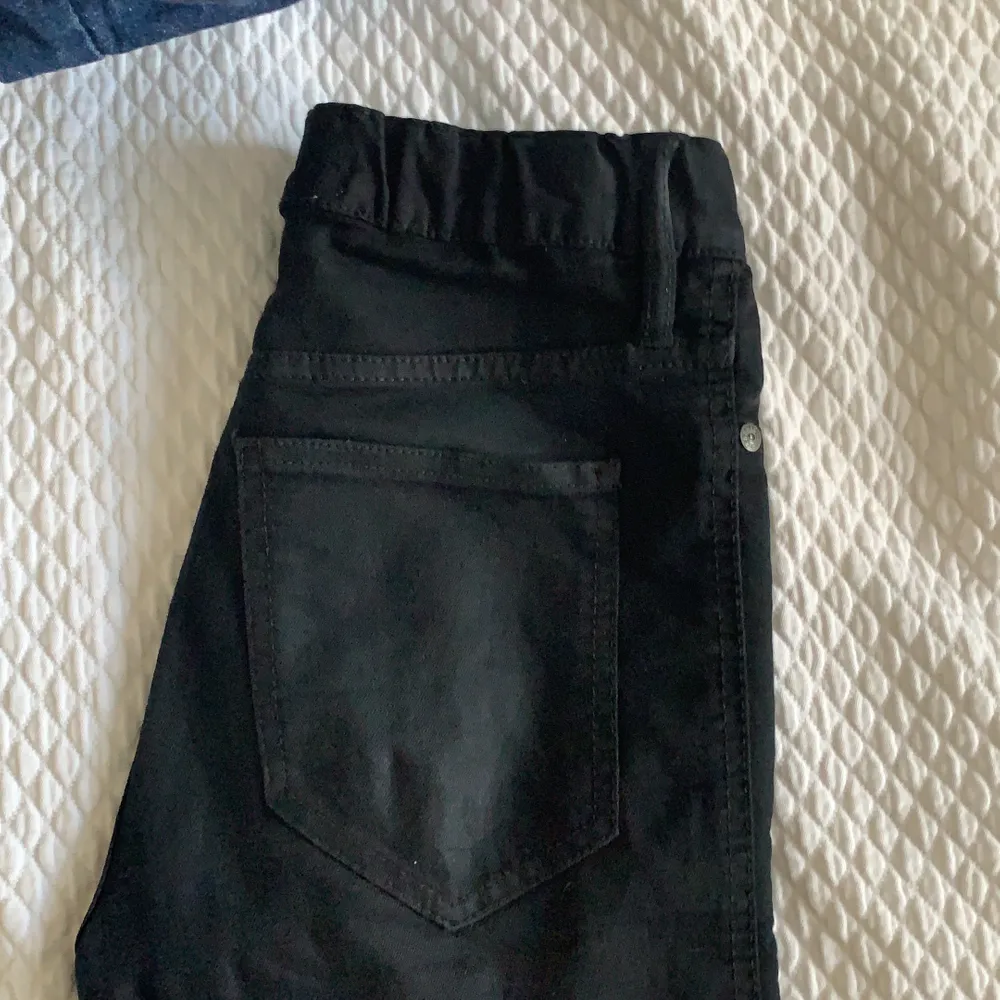 Svarta tajta byxor från lager 157. Jeans & Byxor.