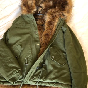 Jacka  - Osley jacka säljs pga kommer aldrig till användning, är väldigt skön inuti och håller en varm färgen är militär grön, st 36  (köparen står för frakten). 