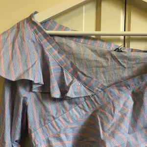 Långärmad blus i fint detaljerat mönster. Tröjan är i storlek 34 men passar upptill storlek 38. På bilden är tröjan väldigt skrynklig.