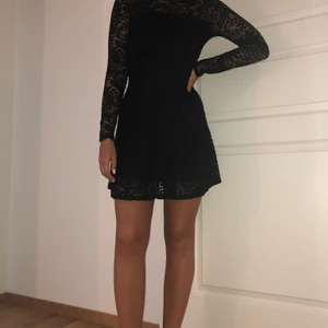 Klänning från Vero Moda - Svart spetsklänning från Vero Moda. Fyrkantig urringning. Pris inklusive frakt! 