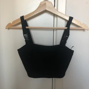 Svart linne  - Ett svart linne med coola snören. Aldrig använd 