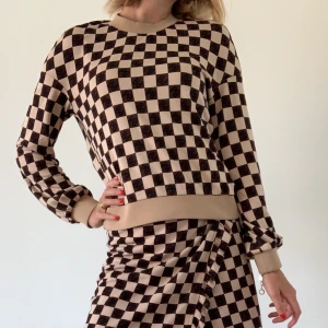 Baum und Pferdgarten - Sweater Jazlin - En fin stickad och otroligt mjuk tröja med långa ärmar från Baum und Pferdgarten. Rutigt mönster och ribbstickade plaggkanter. Nypris ca 800kr. Om ni skulle vilja ha ett matchande set så säljer jag även kjolen.