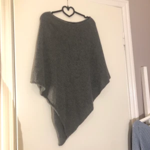 poncho - säljer mina poncho från gina tricot som aldrig kommer till användning. den är one size så passar de flesta. jätteskön nu när det börjar bli lite svalare ute