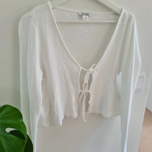 Strl S - Kofta finns skick från Monki