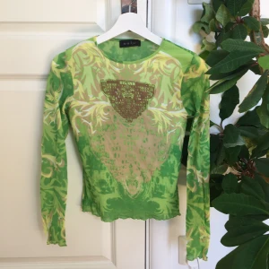 Grön mesh y2k tröja - Grön mönstrad mesh tröja som inte är genomskinlig!  Lite diamanter på bröstet. Den är stretchig så Passar XS-M. Jag har S/M och den passar mig! Frakt tillkommer! 