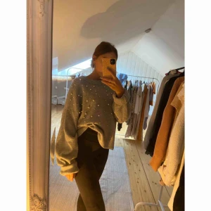  - Väldigt mysig stickad tröja från H&M.  Fina små stenar på framsidan 🤍  -köparen står för frakten- 
