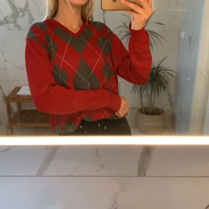 Rutig tröja från Dressman - En rutig tröja från Dressmann i storlek L. Jag har i vanliga fall XS/S och den är något oversized på mig. V-ringad i färgerna röd, vit och grå i ett rutigt mönster. Lagom tjock och i 100% bomull. Passar både tjejer och killar, köparen står för frakt✨ 