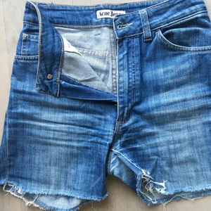 Shorts - Tidigare jeans från acne avklippta till shorts. Det går att välja mellan att ha benen uppvikta eller inte👌🥰 obs, ena ben är inte jämt klippt utan går upp lite vid ljumsken men om de viks upp syns inre det!