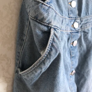 Jeansklänning - Säljer min snygga jeansklänning ifrån H&M i storlek 38 men upplever den som lite mindre i storlek. Aldrig använd men är begagnad när jag köpte den. Superfin verkligen! Har 2 framfickor och man kan justera banden. Frakt ingår! 