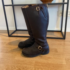 Johnny bulls - Mycket fina Johnny bulls i mycket fint skick. Köpta för 2 år sedan. Använda max 10 gånger. Bästa skon nu till hösten. Värmer, men är inte det bästa valet till slask väder. Kom privat för mer info om pris, frakt m.m. 🥰❤️