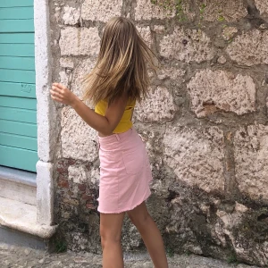 Kjol från NAKD - Rosa jenaskjol från Nakd, dock lite skrynklig. St 34. Buda vid intresse!