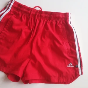 - ❗️ ⭕️ Röda adidas-shorts, barnstolek L så XS-S på en vuxen. Jätteskönt material och assnygg passform!!! Frakt tillkommer eller så kan jag mötas upp i Sthlm ❌ ❗️