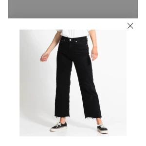 Jeans Wide leg - Svarta. Dom är längre i verkligheten tycker jag. Knappt använda. 