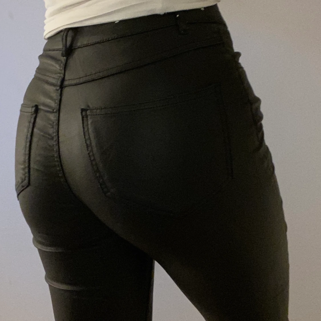 Svarta blanka jeans ifrån VILA - 91