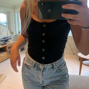 Topp - Detta snygga linne från NEW LOOK säljer jag för 50 kr. Aldrig använt och lappen finns kvar. Storlek 36 och passar perfekt på mig som vanligtvis har 36! Vid intresse skriv privat köparen står för frakt🌟