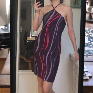 Supercool mönstrad klänning - Superfinklänning i speciellt material, är svårt att förklara men skulle säga att det liknar baddräktstyg men inte riktigt. Köpt på humana, silverränder som skimrar i ljuset. Liiite genomskinlig, en lös söm som jag kan skicka mer bilder på.