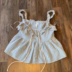 Randig blus från zara strl M - Randig blus från Zara. Strl M. Köpte den och upptäckte efter att lapparna tagits bort att den var för liten ):   Kan mötas upp i Stockholm och tar emot både swish och kontanter. Vill bara bli av med allt! Pruta gärna! Kan säkert fixa bra paketpris! 