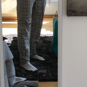 ”kostymbyxor” från vanilia - ett par ish kostymbyxor, köpte från humana men inte använt dem sen köp . storlek 46 , inte bra pass form på mig. buda, köparn står för frakten !