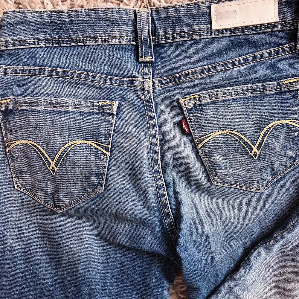Storlek 25 i midjan, i bra skick! Säljer pga för små 💗💗. Jeans & Byxor.