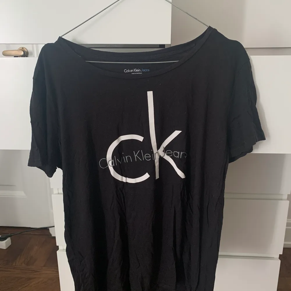 Stor T-shirt från Calvin Klein, köpt i USA. Jätte skönt material. Använd några gånger men bra skick. Möts upp i Stockholm annars står köpare för frakt. . T-shirts.