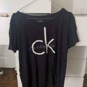 Stor T-shirt från Calvin Klein, köpt i USA. Jätte skönt material. Använd några gånger men bra skick. Möts upp i Stockholm annars står köpare för frakt. 