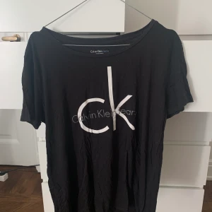 Calvin Klein T-shirt  - Stor T-shirt från Calvin Klein, köpt i USA. Jätte skönt material. Använd några gånger men bra skick. Möts upp i Stockholm annars står köpare för frakt. 