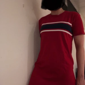 Röd klänning - T-Shirt klänning från Hollister strl S, fint skick.  Möts upp eller fraktar 45kr