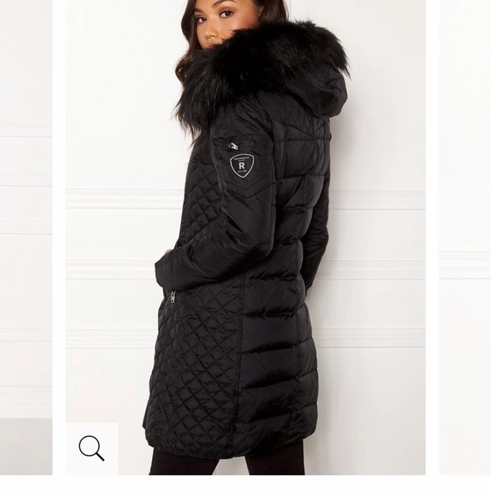 Jätte fin vinterjacka från bubbelroom med märket rock and blue, säljer pga för liten, har haft den i mindre än ett år och har jätte fint skick, ny pris va 2999kr men säljer för 1500kr eftersom jag vill bli av med den och köpa en annan vinterjacka,pris kan diskuteras, kom privat för mer bilder och info 💕. Jackor.