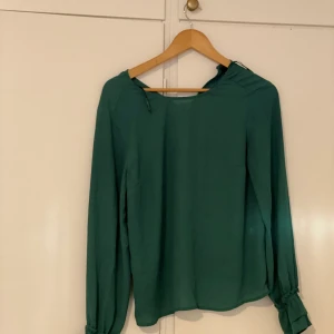 Grön sommarblus GINA TRICOT - Fin grön blus från Gina tricot! Mörkgrön färg😍 Storleken är 36. Frakt ingår i priset 