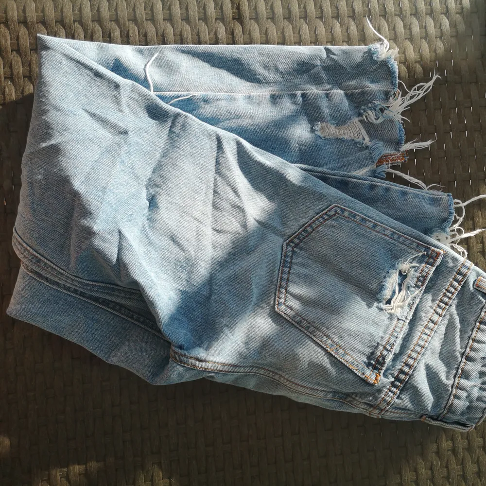 skitsnygga mom jeans med slitningar och hål på ena knät. Från Pull And Bear. Säljer då det är för små för mig. 💞💞 Köptes för 360 kr💞 . Jeans & Byxor.