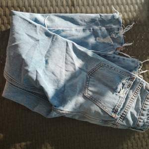 skitsnygga mom jeans med slitningar och hål på ena knät. Från Pull And Bear. Säljer då det är för små för mig. 💞💞 Köptes för 360 kr💞 