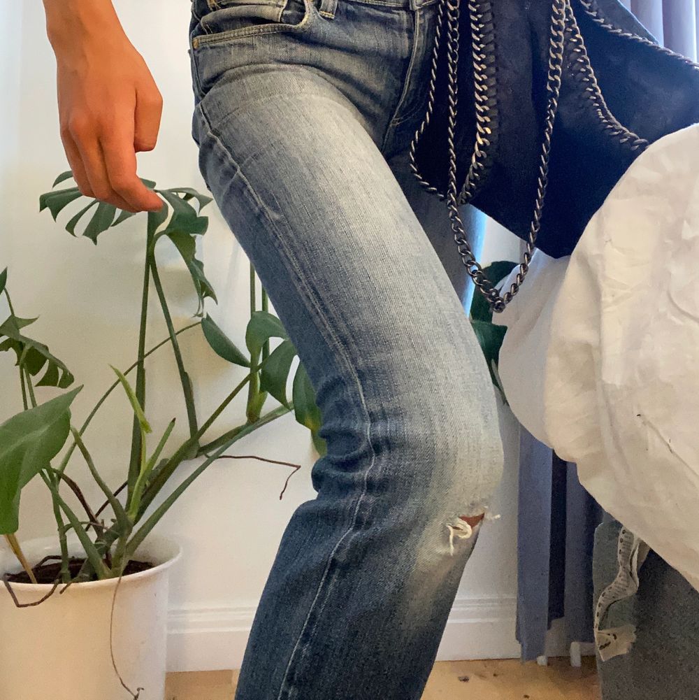 Asballa lågmidjade jeans i rak modell!❤️❤️ jag är 167. Jeans & Byxor.