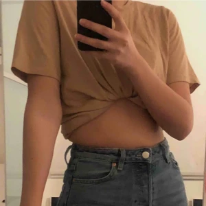  - jätte fin beige tshirt i jättebra kvalitet, färgen visas bäst på bild 2, säljer pga inte min stil längre. 80kr+frakt