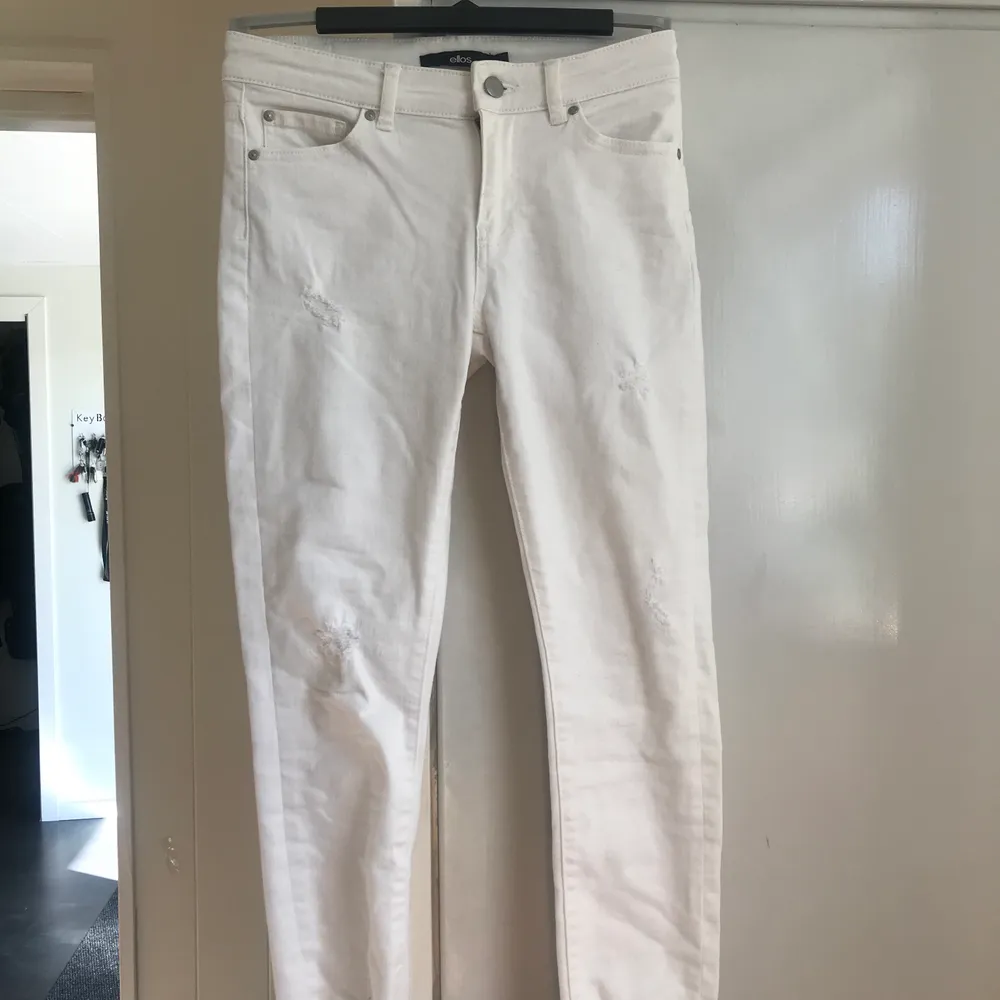 Vita jeans/byxor från Ellos. Använda 1-3ggr och i superfint skick. Lite långa på mig som är 157cm lång:) Säljes pga använder ej. 75kr+ frakt(köparen står för frakt)🌸🥰. Jeans & Byxor.