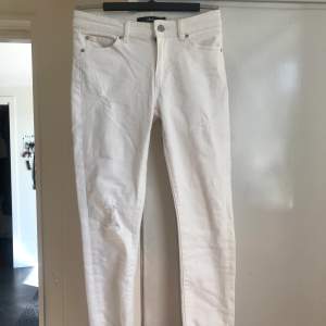Vita jeans/byxor från Ellos. Använda 1-3ggr och i superfint skick. Lite långa på mig som är 157cm lång:) Säljes pga använder ej. 75kr+ frakt(köparen står för frakt)🌸🥰