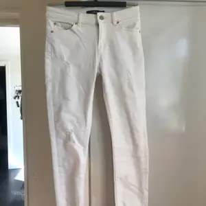 Vita jeans/byxor från Ellos. Använda 1-3ggr och i superfint skick. Lite långa på mig som är 157cm lång:) Säljes pga använder ej. 75kr+ frakt(köparen står för frakt)🌸🥰